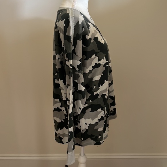 New but without tags Wonderly Grey Camo Raw Seam Pullover - Picture 7 of 9